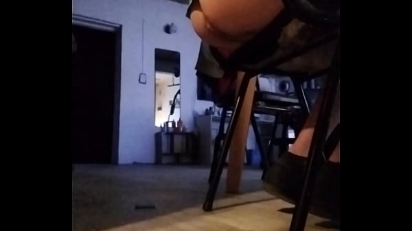 Le chupo el culo sentado mientras hace lo suyo