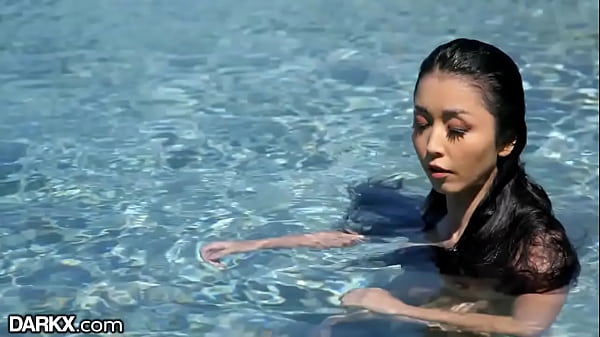 Asiatique Sissy Brume