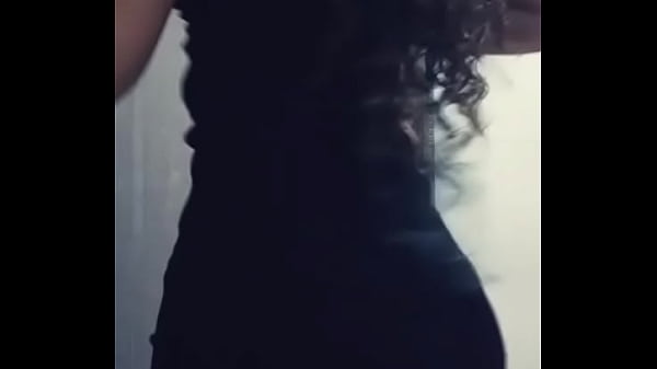 Novinha quer ser assediada por vários negoes musculosos e bombados