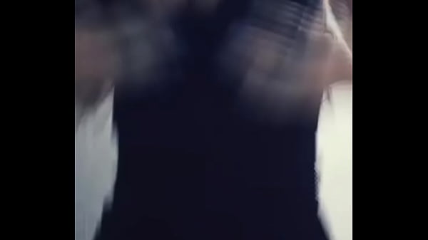 Novinha quer ser assediada por v&aacute;rios negoes musculosos e bombados