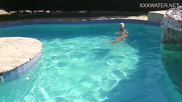Lidia Skukoha masturbates in the swimming pool