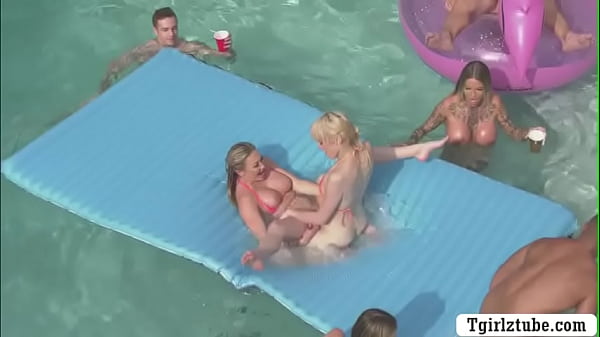 Transsexuelles Aux Gros Seins Profitent De Leur Orgie Dans La Piscine