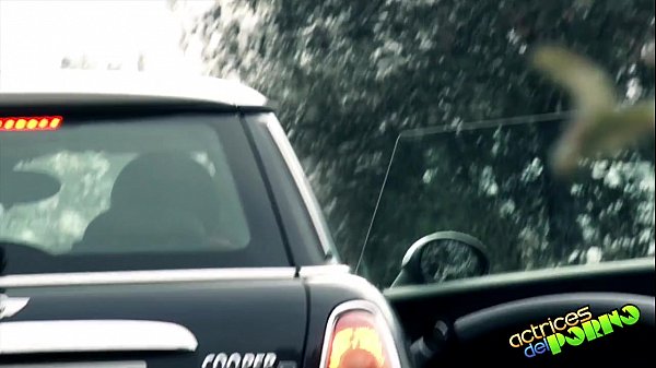 Download Video - LARA Y SU MINI El Autoestopista