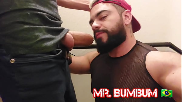 CHUPANDO A ROLA GROSSA NA ESCADA DE EMERGÊNCIA ...