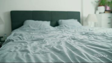 赤毛の継母がエロティック小説を読みながら自慰行為をする自分の姿を鏡に映して目撃|禁断の夜がすべてを変えた