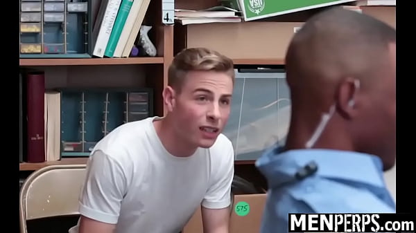 Ladrão de loja é pego escondendo mercadoria roubada em sua mochila e fica enegrecido - Menperps