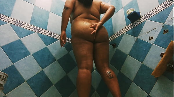 Esposa gordibuena en el ba&ntilde;o