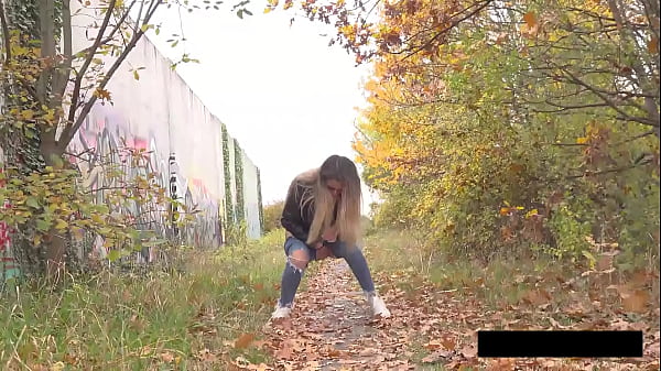 Venturous Vanessa Piss In Public