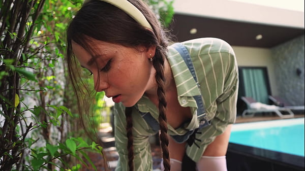 Valeria_sladkih - Jardineira sexy é fodida com força no jardim pelo chefe