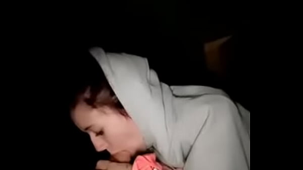 Brunette Gémit Pendant La Pipe