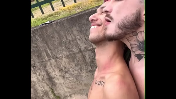 Novinhos fudendo na trilha em público enquanto ...
