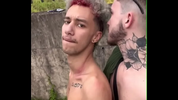 Download Video - Novinhos fudendo na trilha em p&uacute;blico enquanto o trem passa