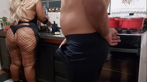 Download Video - Minha madrasta me chamou pra ajudar ela na cozinha pois seu marido saiu o dia todo