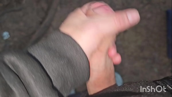 Estava na trilha parado batendo uma punheta, ch...