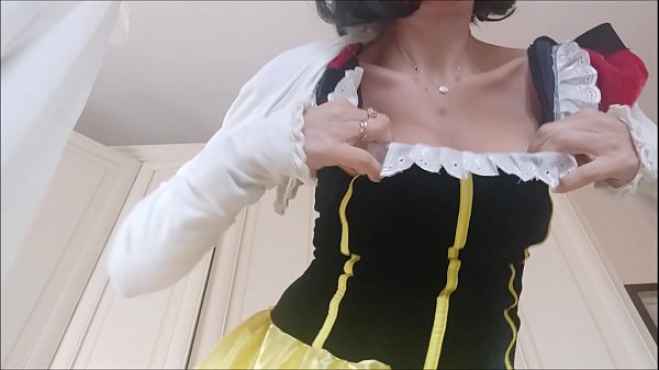 Disney princesses have never been so naughty ... with elsa from "frozen" and " Snowhite"