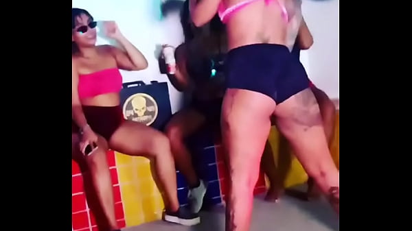 Tesuda novinha na festa com sua rabeta