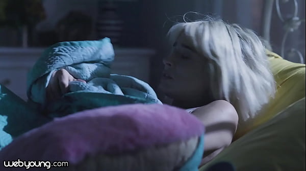 Jane Wilde Comforts Jessie Saint With Her Pussy After A Spooky Night