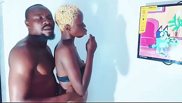 アフリカ人カップルが妊娠初期の最高の動画を公開