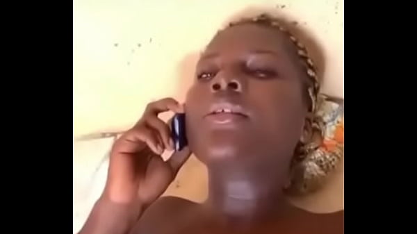 Elle baise et repond au téléphone