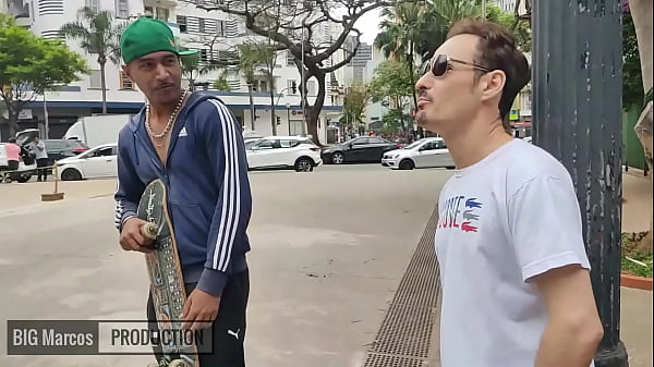 O boy na praça aceitou ir dar pros dois pauzudos