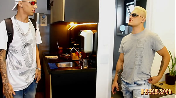 FLAGREI O MARIDO DA MINHA AMIGA TOMANDO BANHO, ...