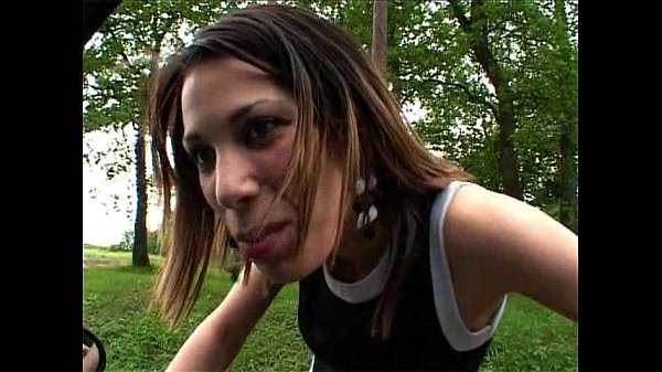 Download Video - Jeune beurette se fait bien enculer