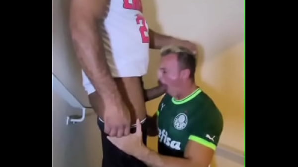 ENFIANDO A ROLA NO PAULISTANO NA ESCADA DO PRÉDIO