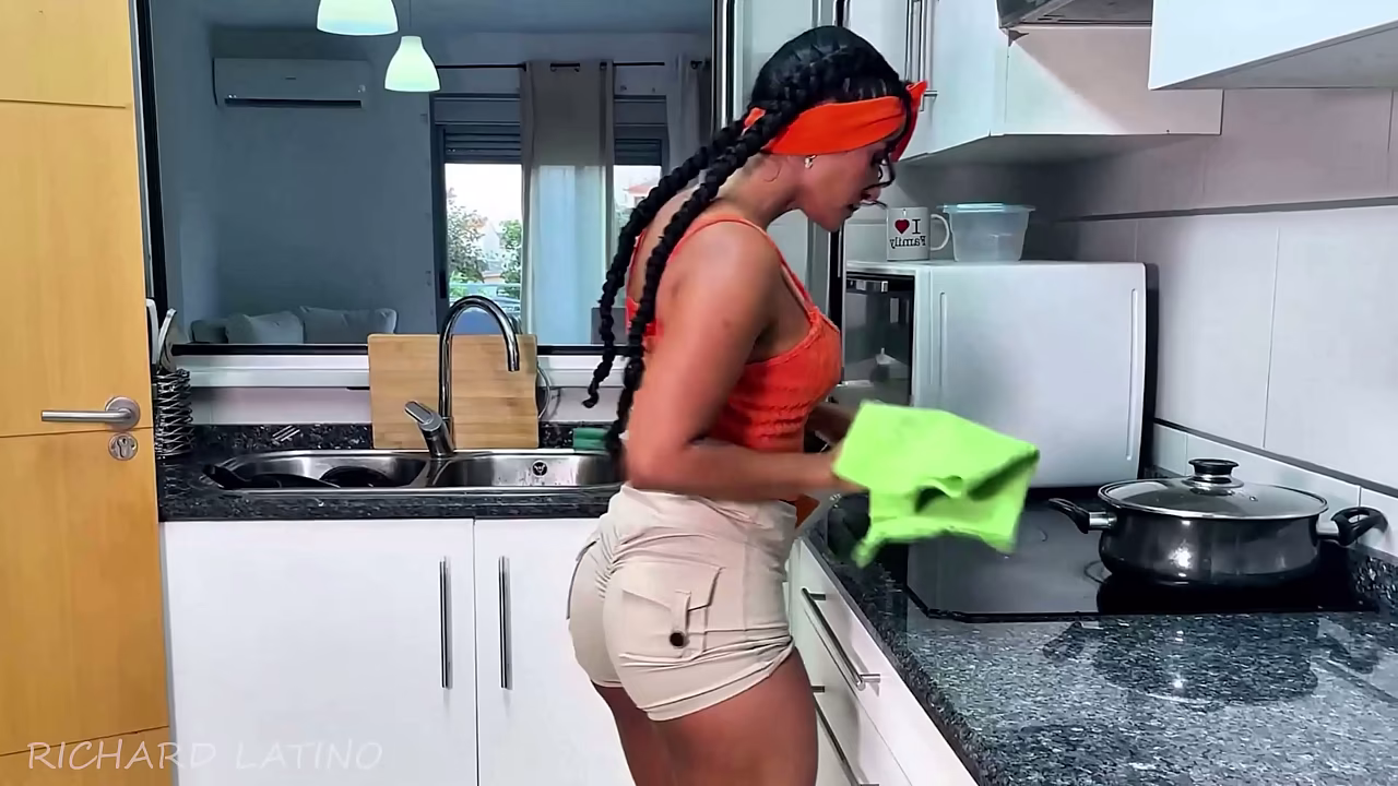 Minha empregada n&atilde_o limpou a casa direito , ent&atilde_o coloquei ela pra engasgar na pica ... COMPLETO NO SHEER/RED