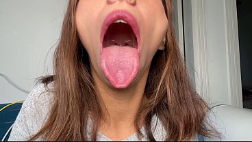 私は唾液で濡れた長い舌を見せる