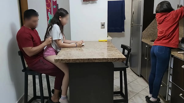 Download Video - Mi Sobrina Traviesa le Gusta Comer Sentada en las Piernas del Tio Pervertido al Frente de su Mujer