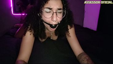 Safado mascarado comendo a ninfetinha no final goza na cara dela toda