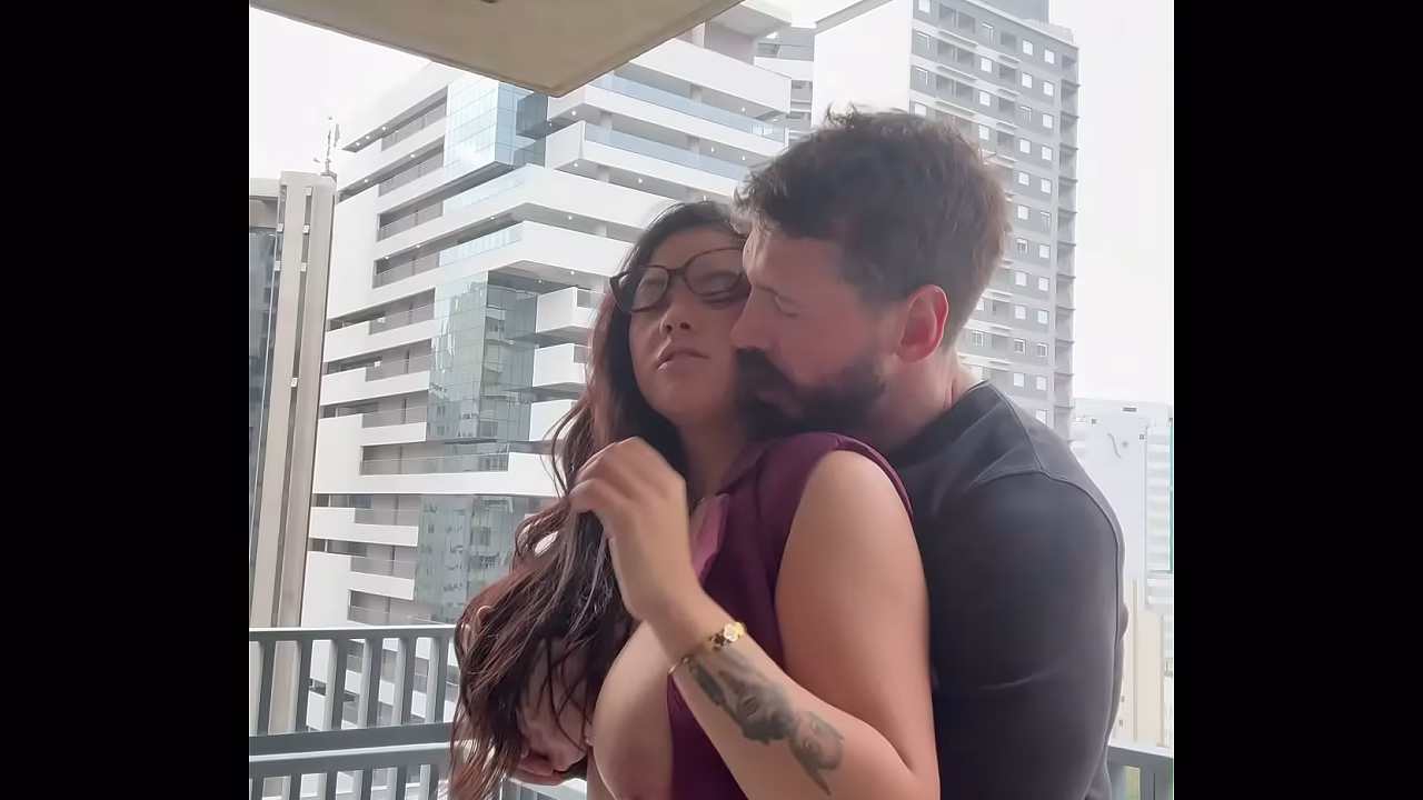 follar con la profesora después de clase en el balcón del edificio.
