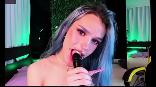 Transsexuelle Sexy Suce Un Gode Noir