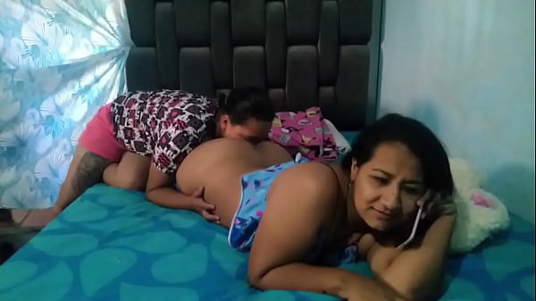 Download Video - hermosa mujer de ebano se siente muy sola por que su marido esta de viaje&comma; lo bueno es que tiene a su mejor amiga para que la consuele cuando este excitada
