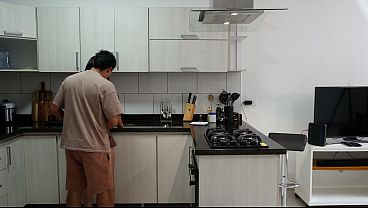 ME FOLLO A MI MEJOR AMIGA DESPUÉS DE ENTERARSE QUE SU NOVIO LA ENGAÑA