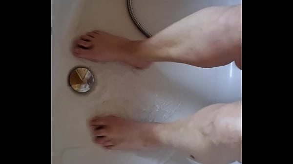 Dreckige F&uuml;&szlig;e in der Badewanne waschen