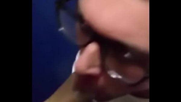 Download Video - Tomando leitinho direto da fonte e limpando o pau do gostoso