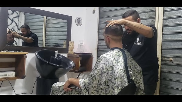 Fui cortar o cabelo e fazer a barba com o Miche...
