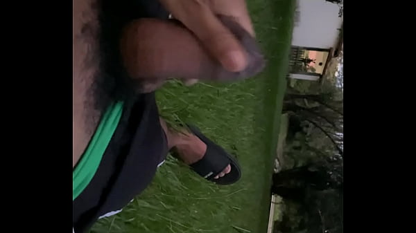 socando uma punheta com meu pauzao no parque