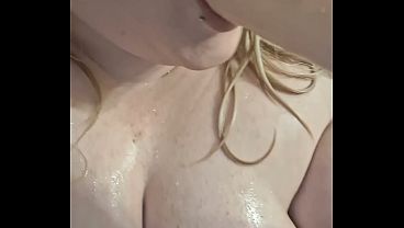 BBW sucks dick in bath