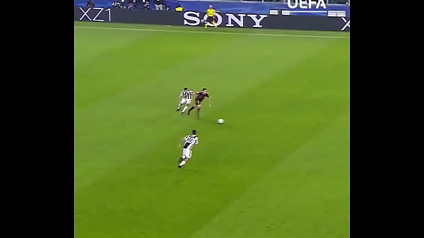 Sérgio Busquets comendo o cu da primeira linha de marcação da Juventus