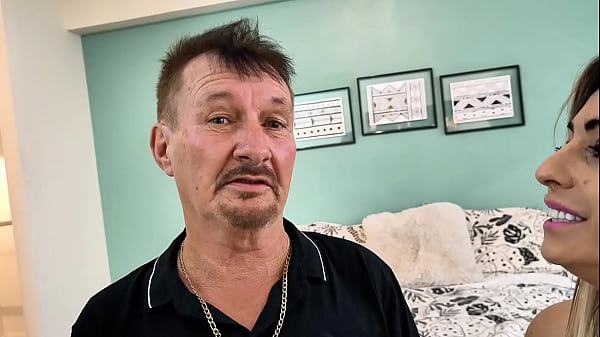 Fodendo a enteada e a madrasta juntas