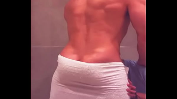 Veo a mi amigo llegar del bar y bañarse y no re...