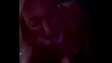 仕事中の旦那に電話しながら、友達のデカチンを弄んでおっぱいにぶちまける - 金髪美女が寝取られ男を辱める
