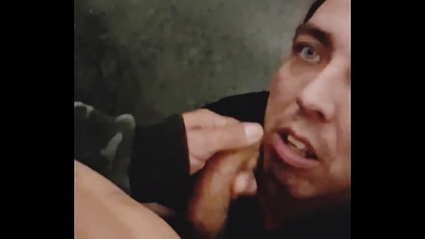 Fiatal pasi meleg szexre készül a vonatállomás mosdójában