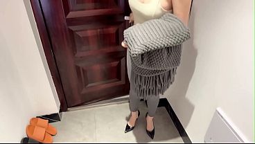 看到性感的瑜伽老师鸡巴忍不住就硬了,激情做爱高潮!