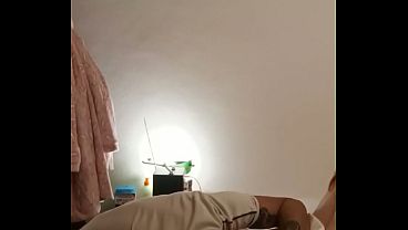 Mama cachonda le da unas buenas mamadas al amigo de su hijastro por miron