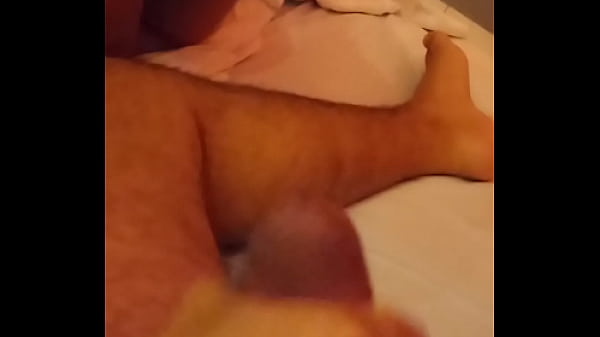 Punhetando o marido e levando socada do comed...