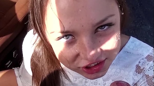 Une jeune fille mignonne de 18 ans se fait sodomiser et &eacute;jac faciale mofos21