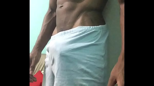 Lucas Scudellari de rola dura no shorts